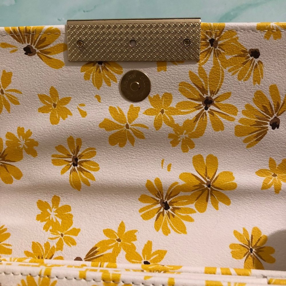 Flap Wristlet STEVE MADDEN Beautiful Yellow Floral & Functionality - Picture 4 of 16